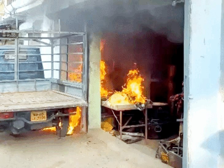 छेड़छाड़ के विरोध का बदला, बदमाशों ने टेंट हाउस जला डाला, कार-ऑटो तोड़े 2 1763711635 ezgif 7dff9e23a2545cab