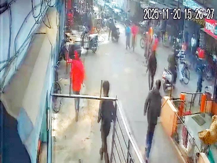 छेड़छाड़ के विरोध का बदला, बदमाशों ने टेंट हाउस जला डाला, कार-ऑटो तोड़े 3 1763711659 Untitled 3 copy