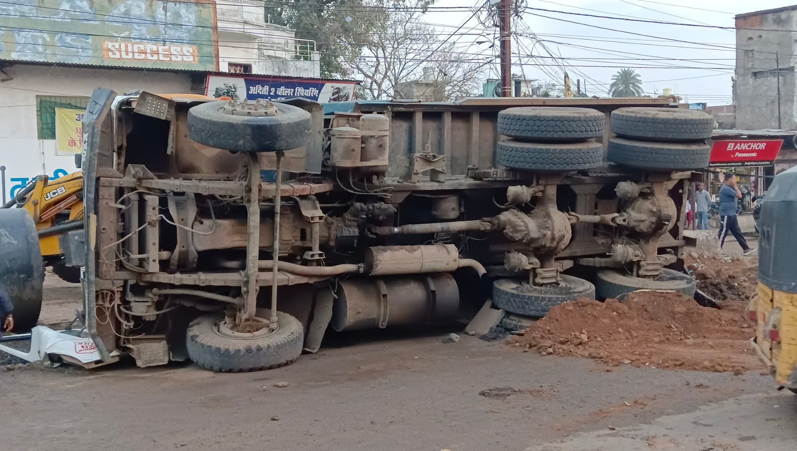 पानी की पाइलाइन खुदाई के दौरान ,ग्वारीघाट रोड पर पलटा ट्रक 2 1771851754 WhatsApp Image 2026 02 23 at 6.09.14 PM