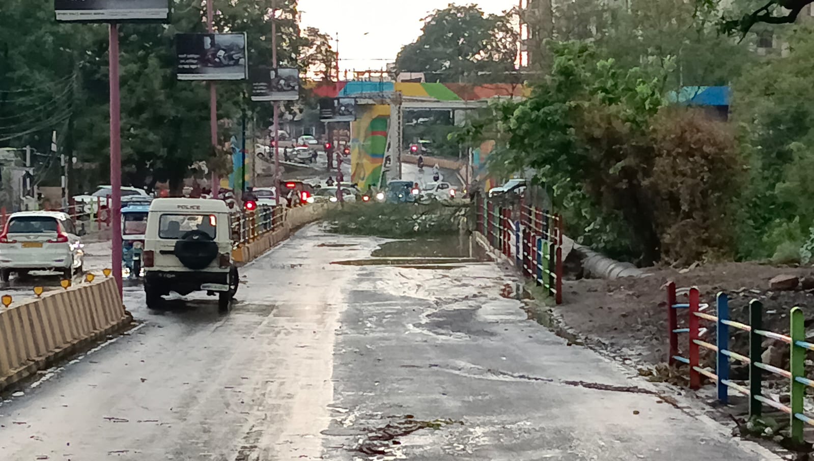 आंधी-तूफान में पीपल का पेड़ और स्ट्रीट लाइट पोल गिरा, यातायात प्रभावित 2 1781008181 WhatsApp Image 2026 06 09 at 17.33.13