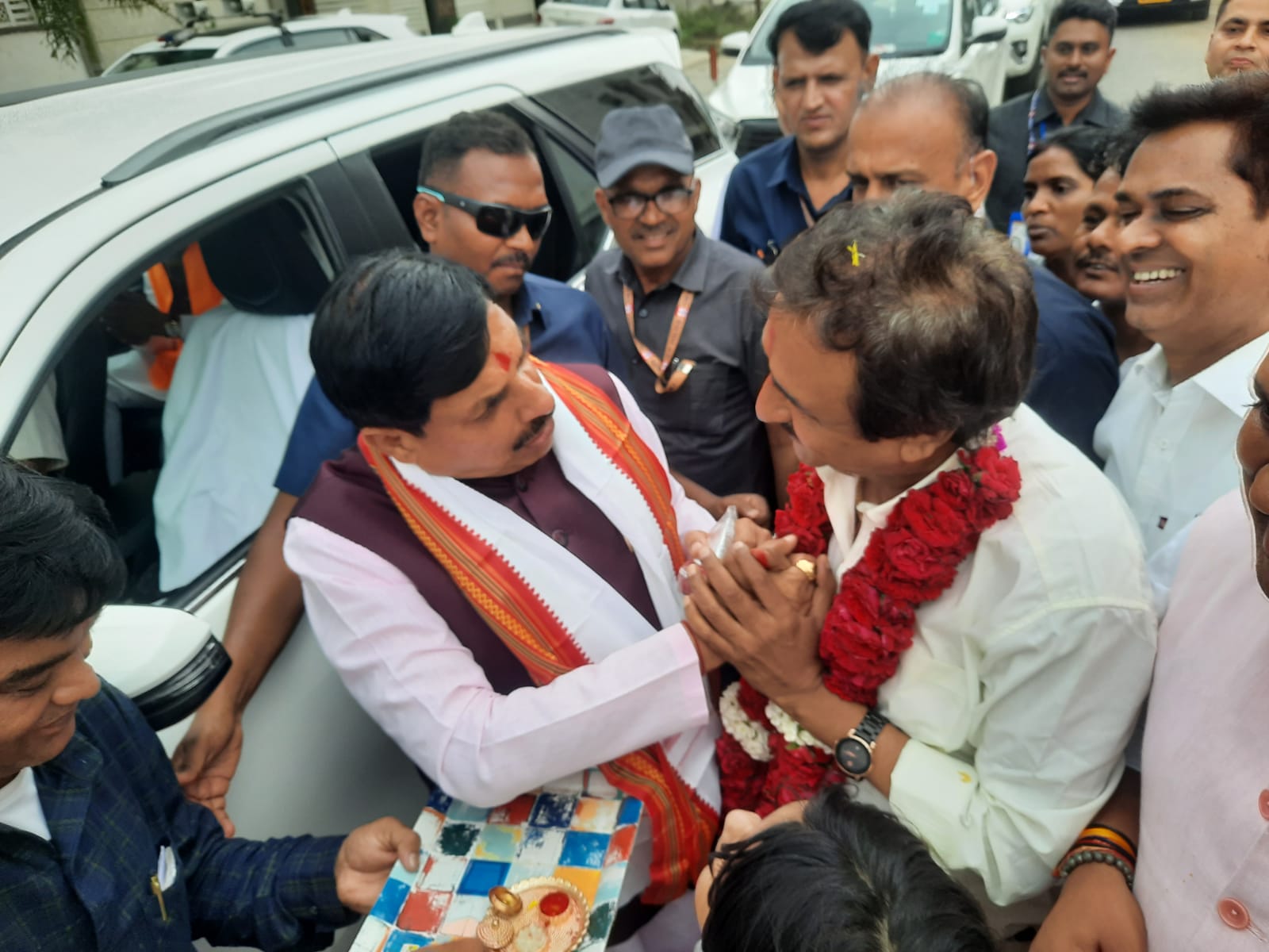 मुख्यमंत्री डॉ. मोहन यादव ने यशभारत परिसर में रोका काफिला,संस्थापक आशीष शुक्ला को दी जन्मदिन की शुभकामनाएं 2 1782041091 WhatsApp Image 2026 06 21 at 16.00.09