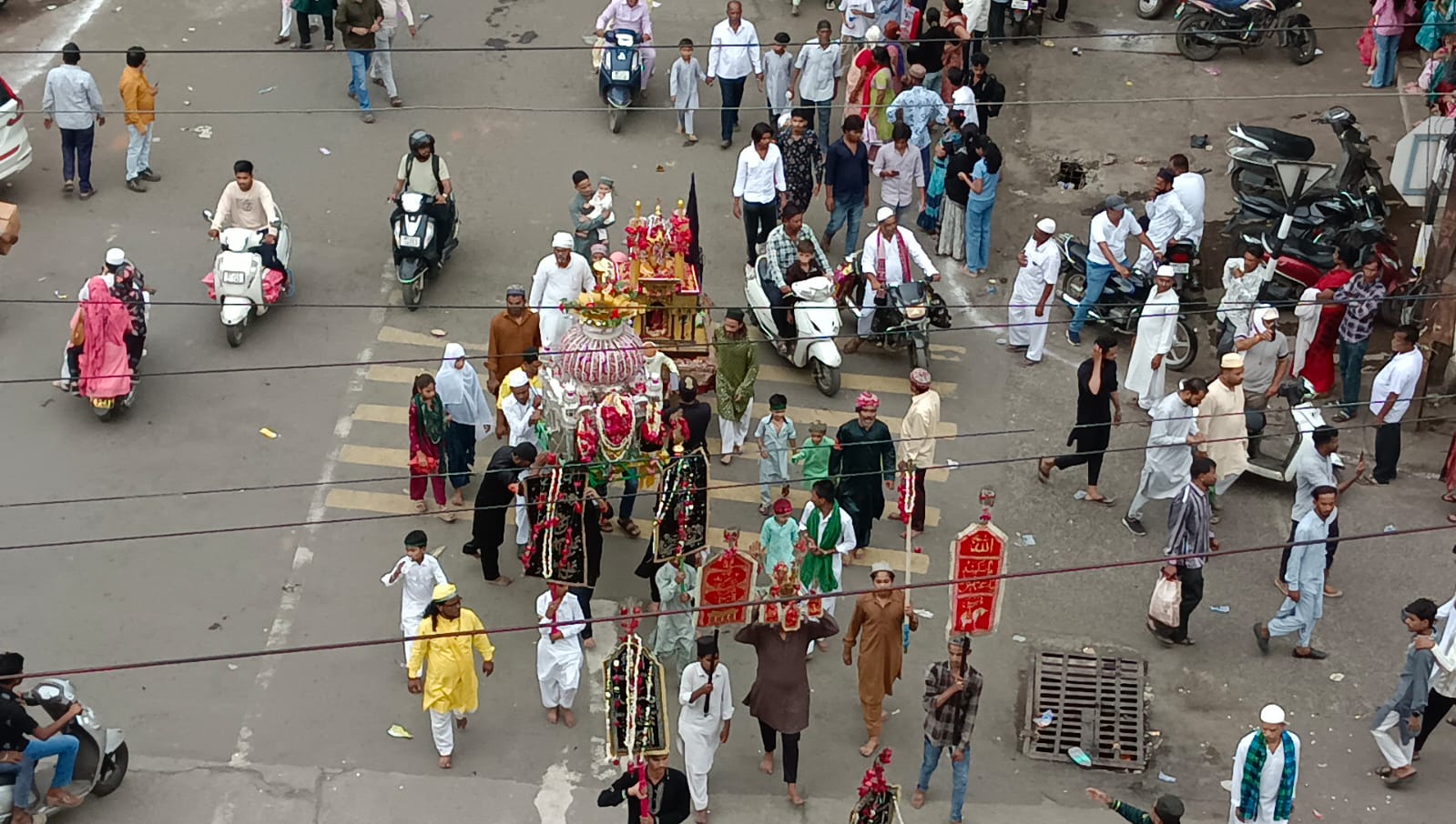 यौमे आशूरा पर निकला पारंपरिक सामूहिक जुलूस, कर्बला मैदान पहुंचकर किया ताजियों को ठंडा 3 1782477618 WhatsApp Image 2026 06 26 at 17.33.17