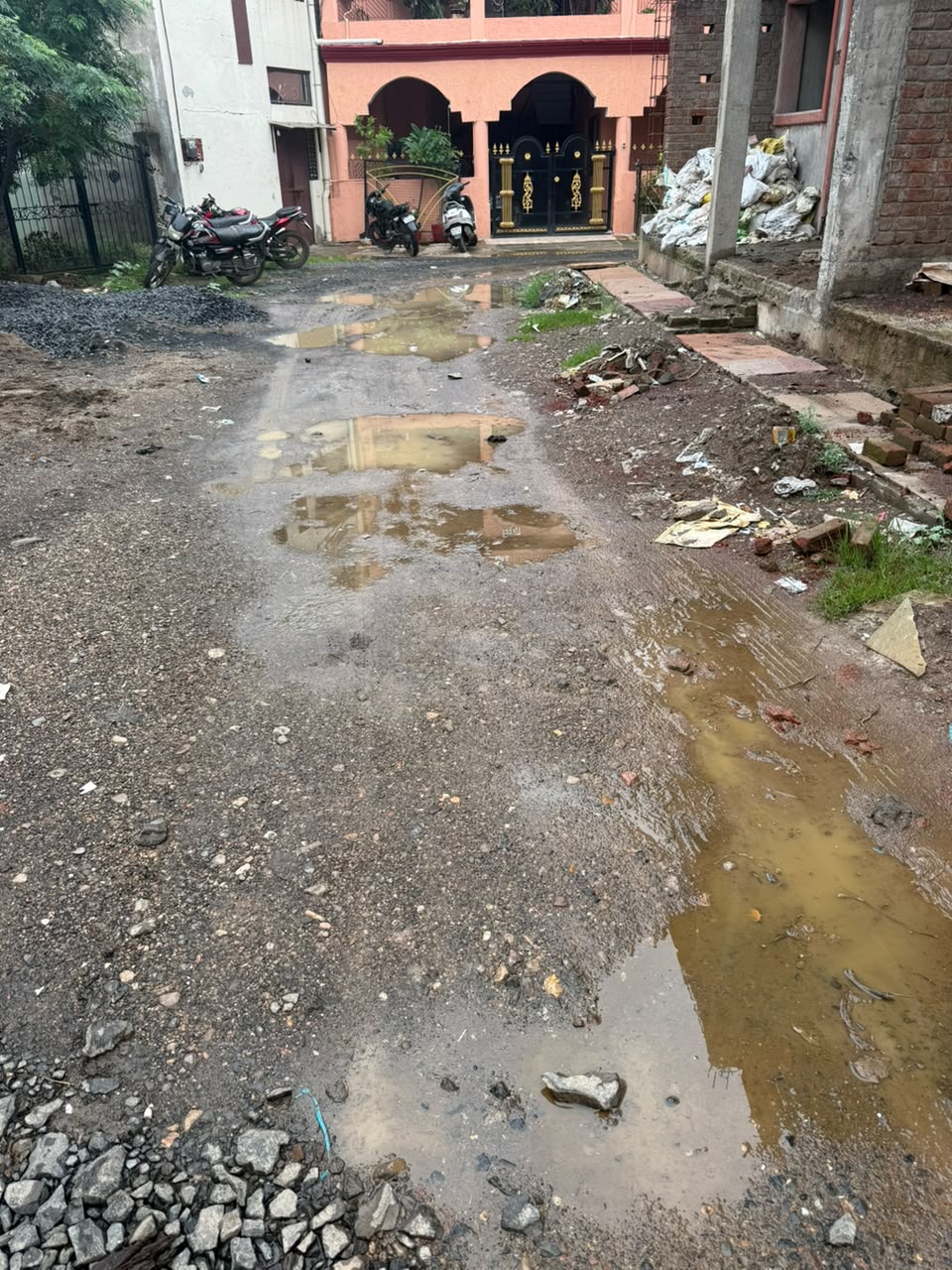 लमती की बदहाल गलियों पर फूटा रहवासियों का गुस्सा,बोले- अवैध कॉलोनी है तो फिर टैक्स क्यों वसूल रहा ननि 2 1784464630 WhatsApp Image 2026 07 19 at 18.00.57