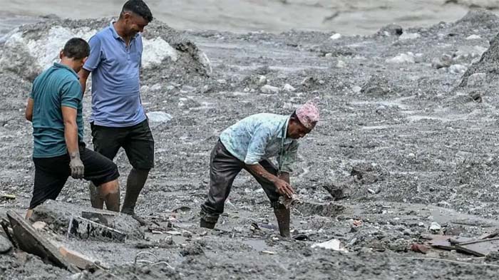 नेपाल में तबाही के बीच हेड टीचर की सतर्कता बनी मिसाल,,900 छात्रों की बची जान 2 1788177245 Untitled 3 copy