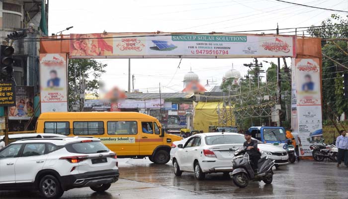 मालवीय चौक पर अवैध जेंट्री गेटों बड़ा खतरा,इंदौर हादसे से भी सीख नहीं ले रहा प्रशासन 3 1790245421 blar 3