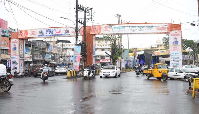 मालवीय चौक पर अवैध जेंट्री गेटों बड़ा खतरा,इंदौर हादसे से भी सीख नहीं ले रहा प्रशासन 2 1790245435 blar 2