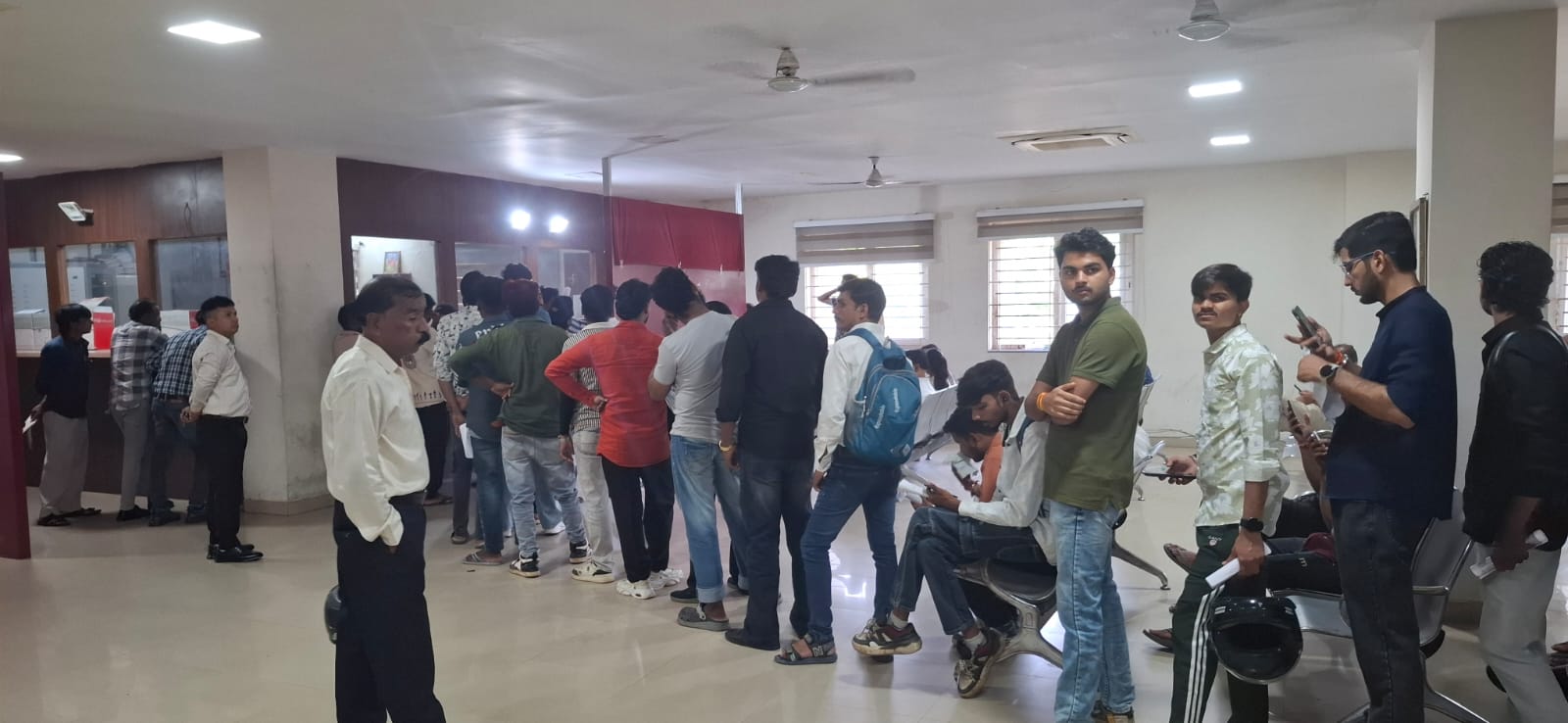 RTO पहुंचे आवेदकों का फूटा गुस्सा, 5 घंटे लाइन में लगकर भी खाली हाथ लौटे 2 1790600697 WhatsApp Image 2026 09 28 at 18.34.08