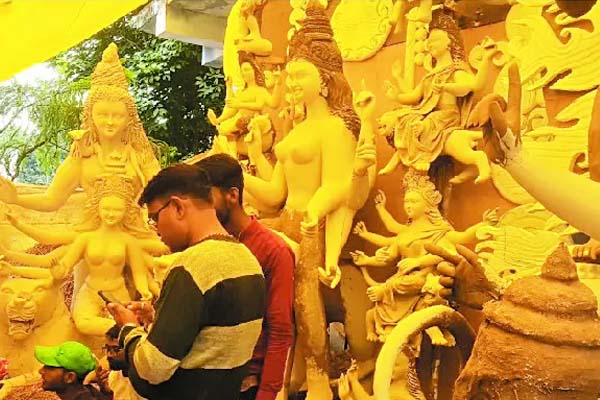 मिट्टी से गढ़ी जा रही आस्था, दुर्गा प्रतिमाओं को अंतिम रूप देने में जुटे कलाकार 2 1791100020 02