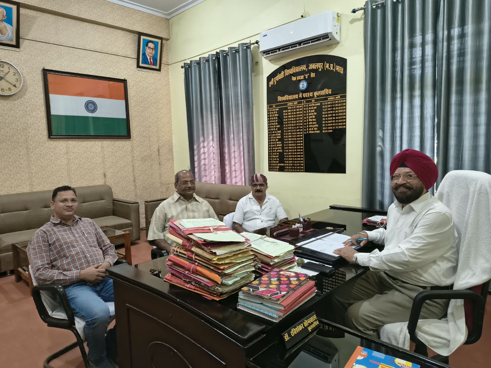 यश भारत ब्रेकिंग...RDVV के कुलसचिव डॉ. सोनवाल का तबादला, प्रो. सिंधु को मिली नई जिम्मेदारी 2 1791196508 WhatsApp Image 2026 10 05 at 16.04.08