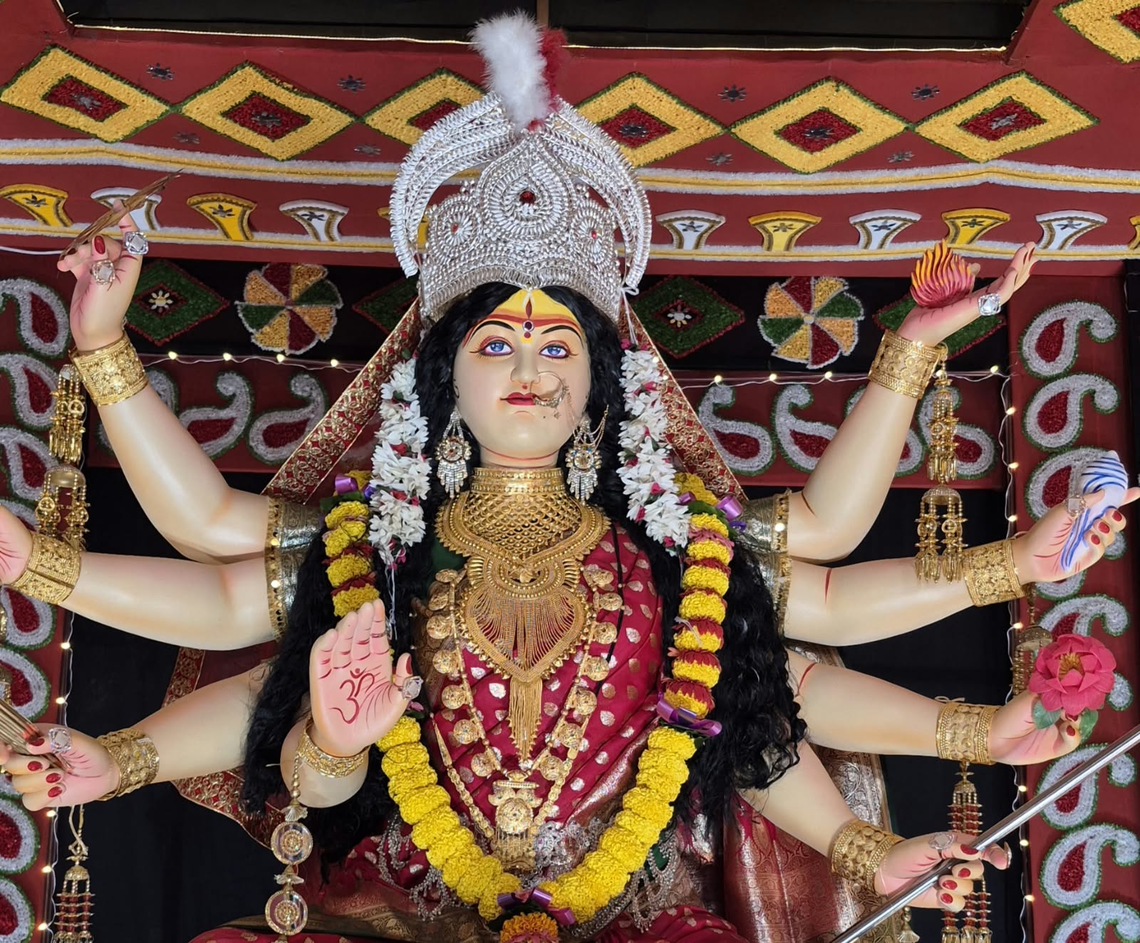 रेशम के धागों से रचा मां दुर्गा का भव्य दरबार, दर्शन के लिए पहुंच रहे भक्त 2 1791809075 WhatsApp Image 2026 10 12 at 18.07.38