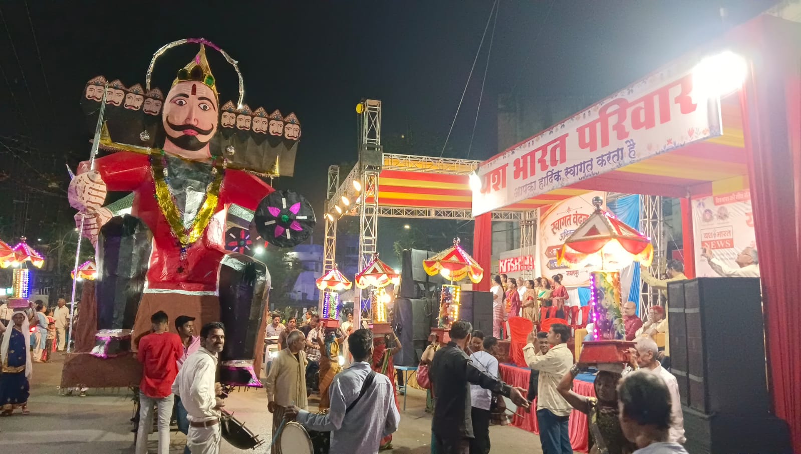 जबलपुर: ऐतिहासिक दशहरा चल समारोह की भव्य शुरुआत, मालवीय चौक पर 'यश भारत' मंच से आगंतुकों स्वागत 3 1792511389 IMG 20261020 WA0012