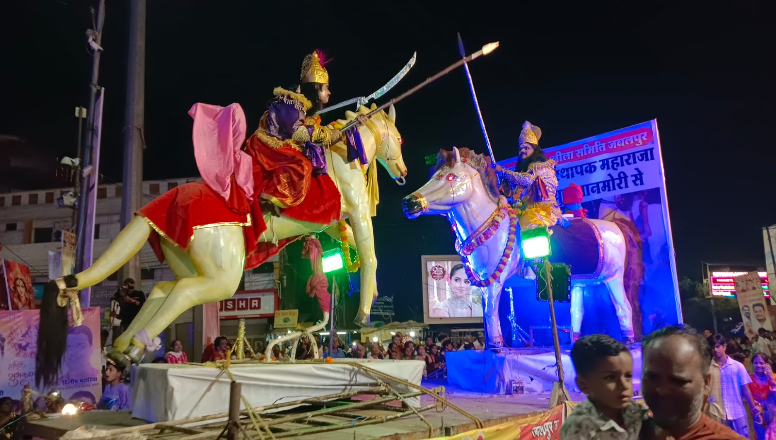 जबलपुर: ऐतिहासिक दशहरा चल समारोह की भव्य शुरुआत, मालवीय चौक पर 'यश भारत' मंच से आगंतुकों स्वागत 4 1792511405 IMG 20261020 WA0013