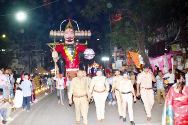 जनसैलाब के बीच आस्था के साथ निकला ऐतिहासिक मुख्य दशहरा चल समारोह 2 1792579136 015